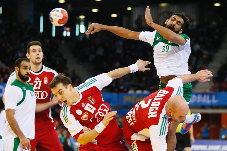 Il tiro del saudita Yehia Elderaa nel match contro l&#39;Ungheria vinto da quest&#39;ultima per 37 a 24 (Afp)